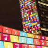 Photo: SDGs erleuchtet bei Nacht, Special "Agenda 2030 für nachhaltige Entwicklung"