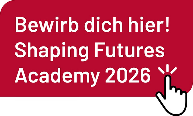 Roter Button mit weißer Schrift: ‚Bewirb dich hier! Shaping Futures Academy 2026‘. Ein Hand-Cursor zeigt auf den Text.