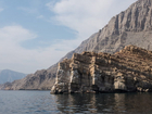 Felsige Küste an der Straße von Hormuz in Nordoman mit steil aus dem Meer aufragenden Klippen.