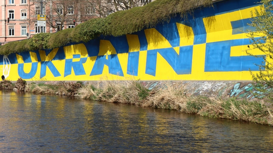 Photo einer Brücke in Freiburg mit der blau-gelben Aufschrift "UKRAINE"