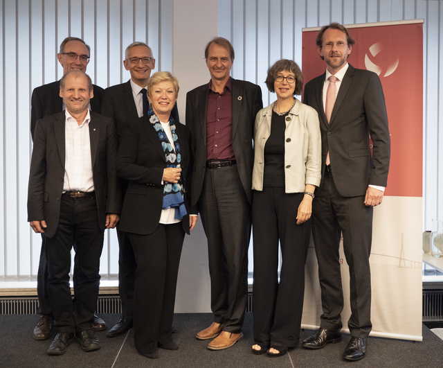 Photo: Messner mit Laudatoren und Laudatorinnen