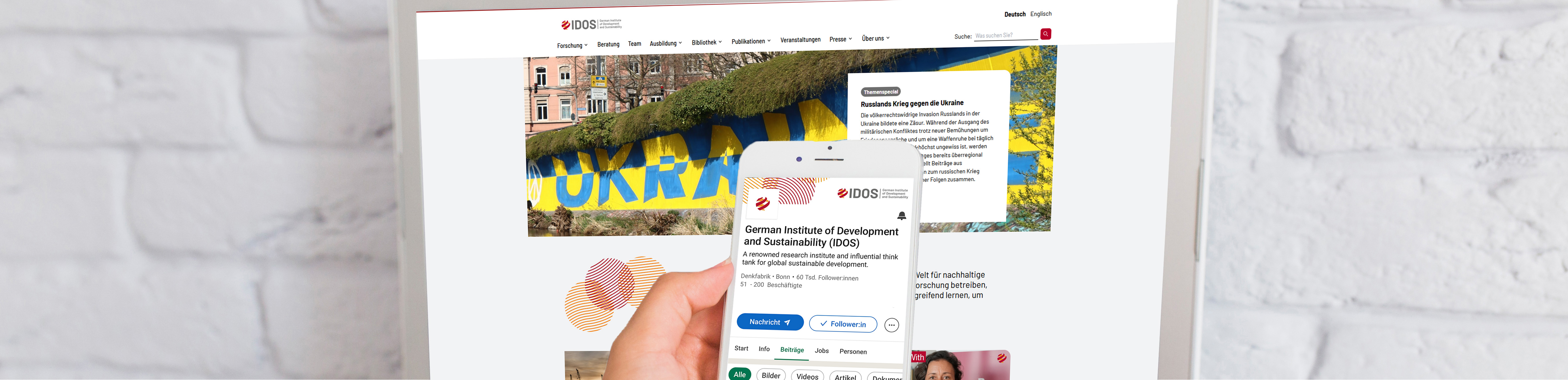 Header: Dekoration, ein Smartphone mit der Website vom IDOS