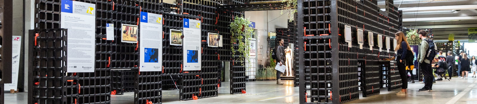Ausstellung des Projekts „European ARTificial Intelligence Lab“ in einer großen Halle.