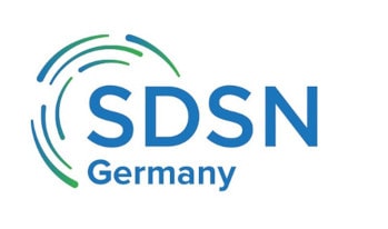 Logo vom Sustainable Development Solutions Network Germany (Deutsches Lösungsnetzwerk für nachhaltige Entwicklung; SDSN Germany), welches das Engagement für nachhaltige Entwicklung in Deutschland, auf europäischer und internationaler Ebene fördert. Hier geht es zur Netzwerk-Seite.